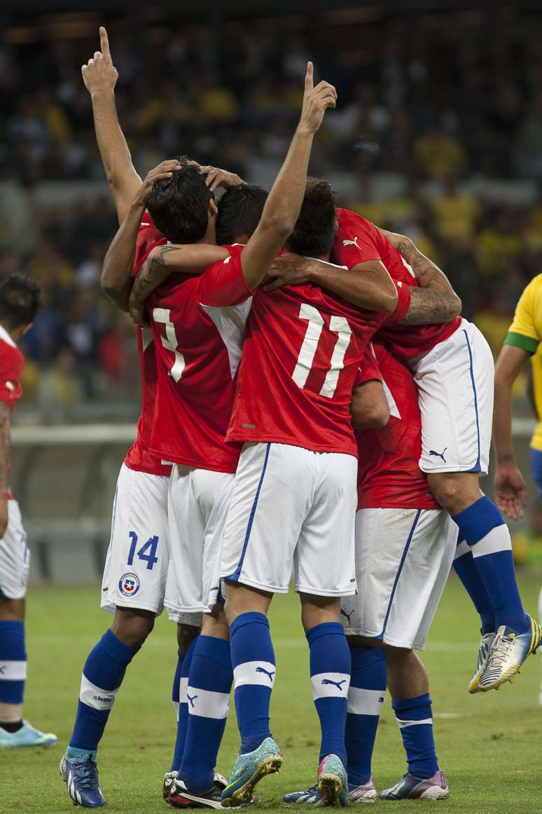 No primeiro confronto da Seleção Brasileira no novo Mineirão, chilenos saíram ovacionados por brasileiros em 2013