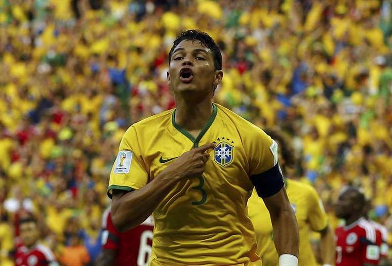 <p>Thiago Silva comemora gol marcado contra a Col&ocirc;mbia em Fortaleza, pelas quartas de final da Copa</p>