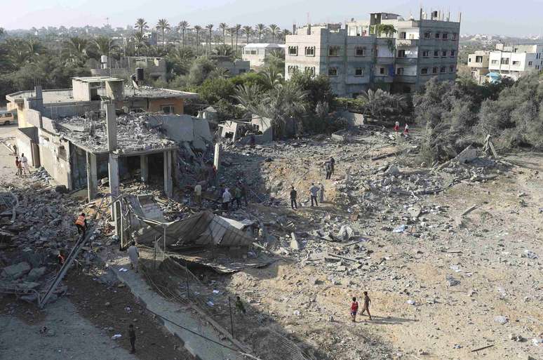 <p>Palestinos observam casa destru&iacute;da por ataque a&eacute;reo israelense na Faixa de Gaza</p>