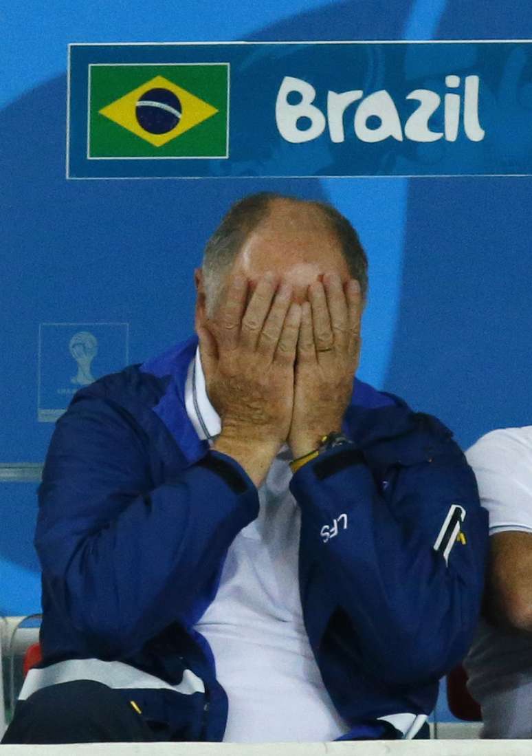 Felipão põe as mãos no rosto no primeiro tempo da partida entre Brasil e Alemanha