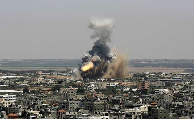 <p><strong>8 de julho</strong> - mísseis disparados por Israel contra uma ofensiva do Hamas atingem regiões da cidade de Rafah, na Faixa de Gaza</p>