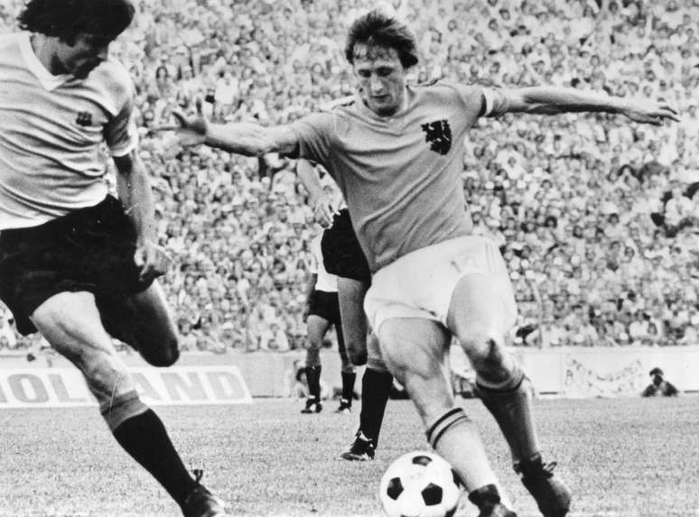 Mesmo sem jamais ter faturado uma Copa do Mundo, a Holanda é berço de inúmeros craques que já brilharam com a camisa da seleção. Considerado um dos maiores jogadores de todos os tempos, Johan Cruyff era o maestro da Laranja Mecânica, como ficou conhecida a seleção que encantou o mundo na Copa de 1974