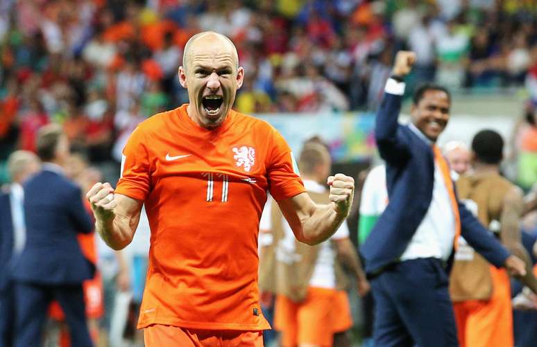 Robben comemora a vitória nos pênaltis diante da Costa Rica. Kluivert, ao fundo, já foi um dos craques da seleção, e hoje é assistente do técnico Louis Van Gaal