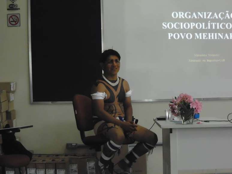 Makaulaka durante a apresentação de um trabalho na universidade