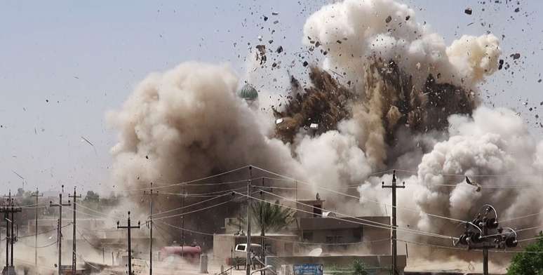 <p>Insurgentes do Estado Isl&acirc;mico explodem mesquistas em Mossul, Iraque</p>
