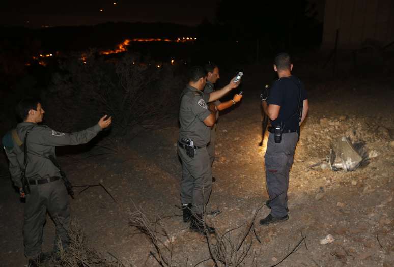 <p>Pol&iacute;cia israelense analisa restos de um foguete disparado em Jerusal&eacute;m</p>