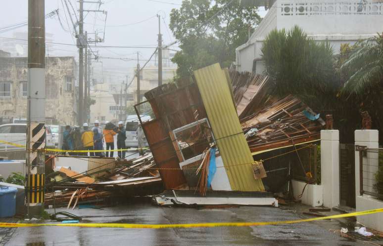 <p>Uma casa de madeira em Naha, Okinawa, desabou devido aos fortes ventos causados pelo tufão Neoguri, em 08 de julho</p>