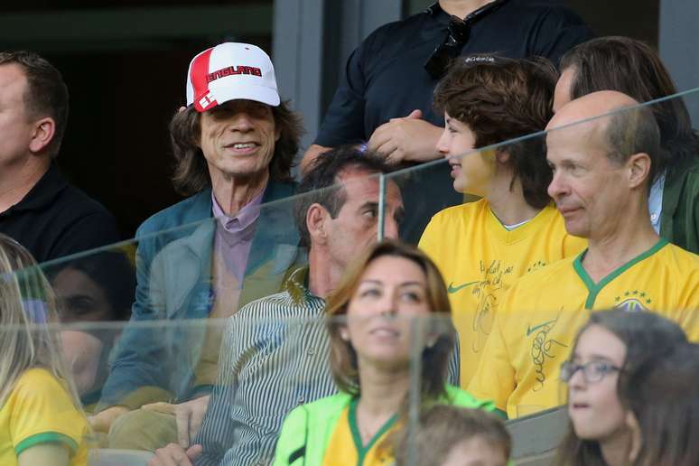 <p>Com fama de pé frio, Mick Jagger assiste ao vexame brasileiro na Copa do Mundo ao lado do filho Lucas nas arquibancadas do Mineirão</p>
