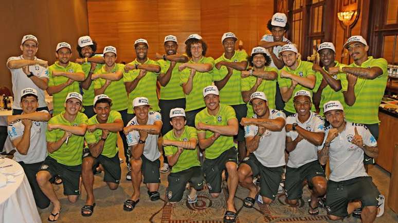 <p>Jogadores da Seleção posaram com gesto "É Tóis" e boné de "Força Neymar" antes da derrota pra a Alemanha</p>
