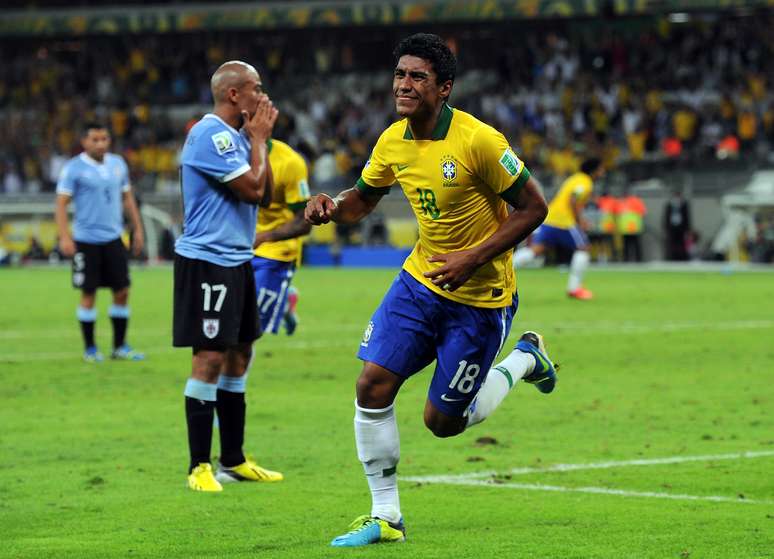 Cabeçada de Paulinho no final da partida deu vitória sobre o Uruguai, na Copa das Confederações de 2013