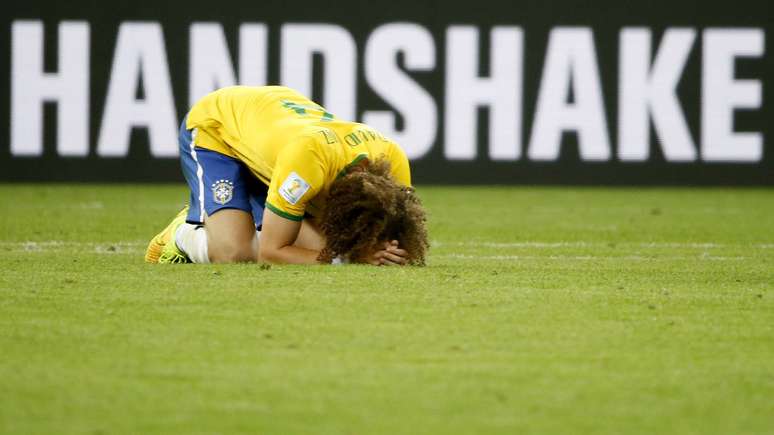 <p>Jogadores e comiss&atilde;o t&eacute;cnica lamentam a goleada por 7 a 1 contra a Alemanha no Mineir&atilde;o, em Belo Horizonte, nesta ter&ccedil;a-feira. Na foto, David Luiz chora no gramado</p>