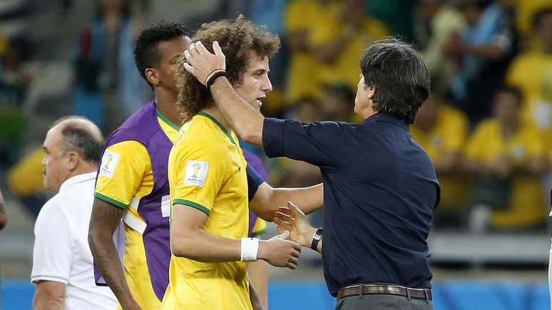 <p>Técnico alemão Löw abraça David Luiz</p>