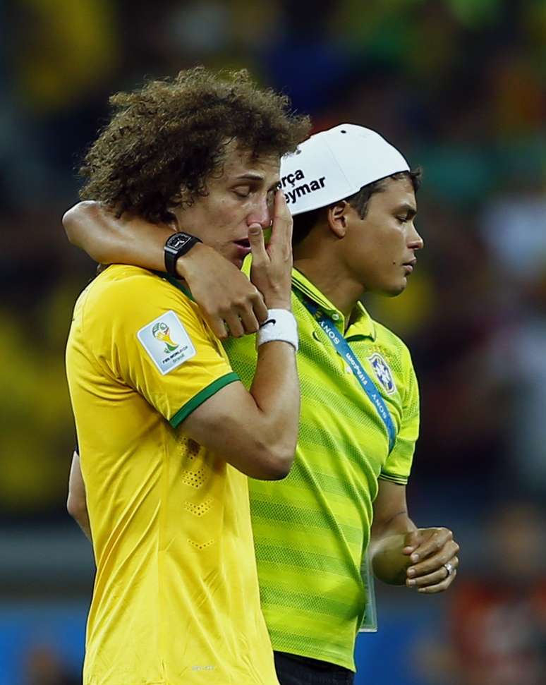 <p>David Luiz chora no gramado e é consolado por Thiago Silva</p>