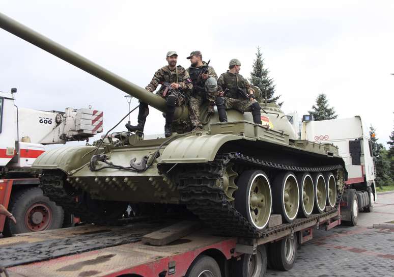 <p>Rebeldes separatistas removem&nbsp;um tanque&nbsp;T-54 da&nbsp;era sovi&eacute;tica&nbsp;de um museu hist&oacute;rico em Donetsk, em 7 de julho</p>