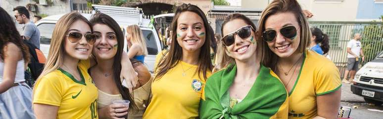 <p>Brasileiros fazem festa pós-jogo na Vila Madalena junto aos estrangeiros</p>