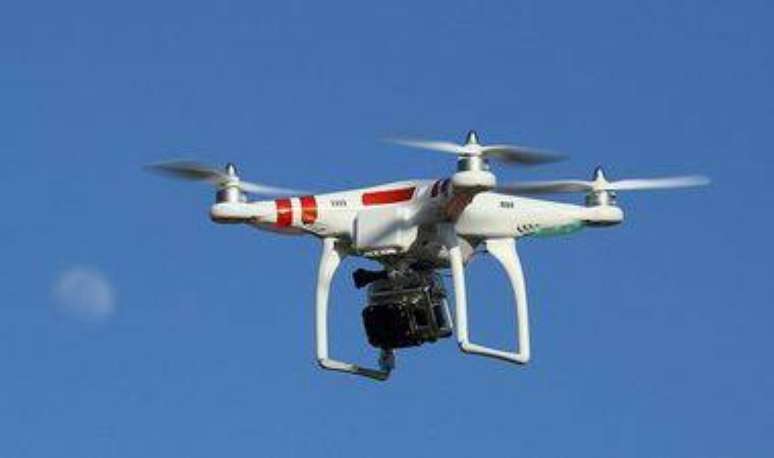 Na versão dos acusados, o quadricóptero controlado remotamente do modelo DJI Phantom 2 estava voando a uma altitude de 300 pés