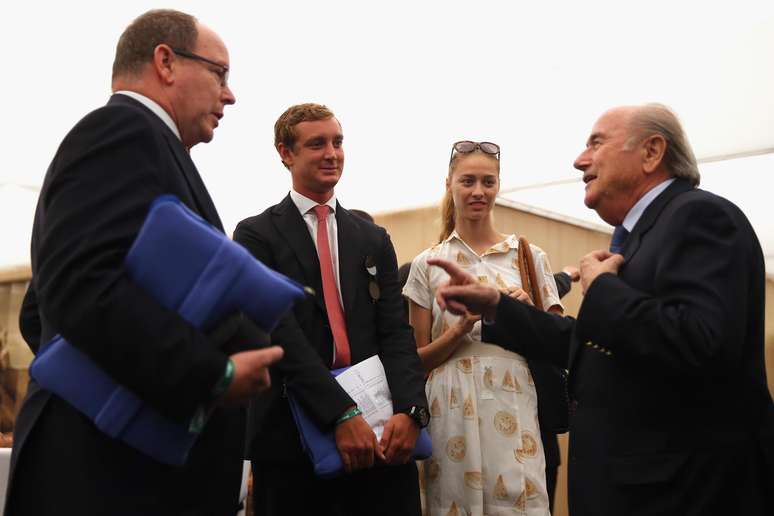 Presidente da Fifa, Joseph Blatter, conversa com o príncipe Albert de Mônaco, Pierre Casiraghi e Beatrice Borromeo