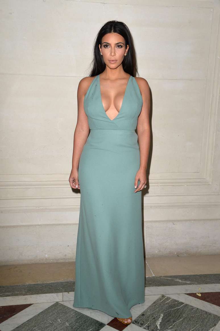 Kim Kardashian escolheu um decote ousado para ir ao desfile do Valentino nesta quarta-feira (9), na semana de moda de Paris