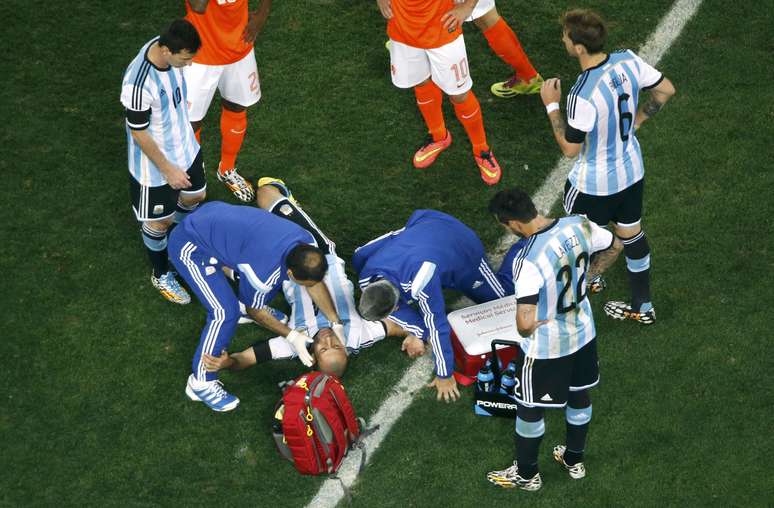 Mascherano recebe atendimento médico em campo após sofrer falta em partida contra a Holanda