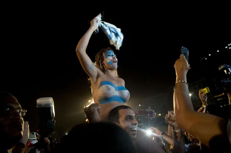 <p>A praia de Copacabana foi tomada por uma onda azul de argentinos nesta quarta-feira. Eles foram &agrave; loucura ap&oacute;s a vit&oacute;ria contra a Holanda, nos p&ecirc;naltis, o que garantiu a vaga na final da Copa do Mundo, no pr&oacute;ximo domingo, contra a Alemanha, no Est&aacute;dio do Maracan&atilde;.</p>