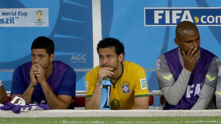 <p>Na foto, Hulk e Fred olham perplexos o final do jogo contra a Alemanha</p>