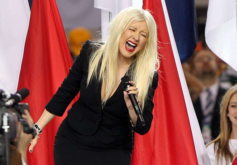 <p>Christina Aguilera paga mico ao cantar hino nacional americano, no Superbowl de 2011</p>