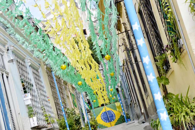 <p>Algumas ruas ainda mant&ecirc;m decora&ccedil;&atilde;o verde e amarela</p>