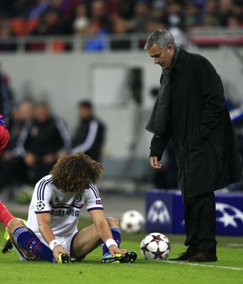 <p>Mourinho fala com David Luiz, reserva durante boa parte da última temporada</p>