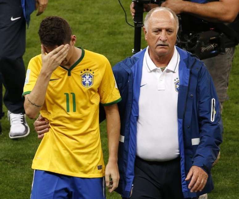 O jogador Oscar é confortado pelo técnico Luiz Felipe Scolari após a derrota para a Alemanha, em jogo da semifinal da Copa do Mundo, nesta terça-feira, em Belo Horizonte. 08/07/2014