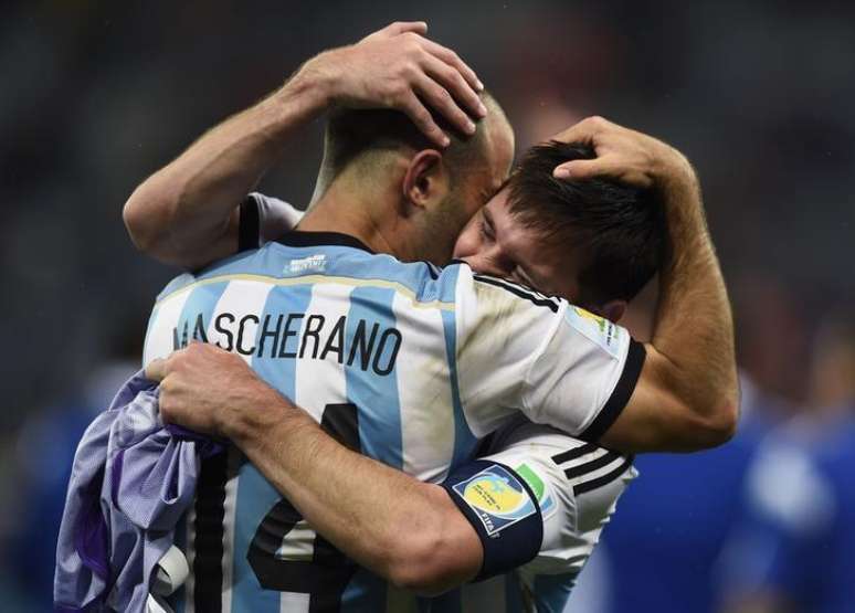 <p>Javier Mascherano abra&ccedil;a Messi ap&oacute;s a vit&oacute;ria da Argentina nos p&ecirc;naltis</p>