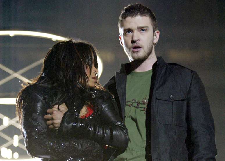 <p>Janet Jackson surpresa após Justin Timberlake deixar seu seio à mostra, em 2004</p>