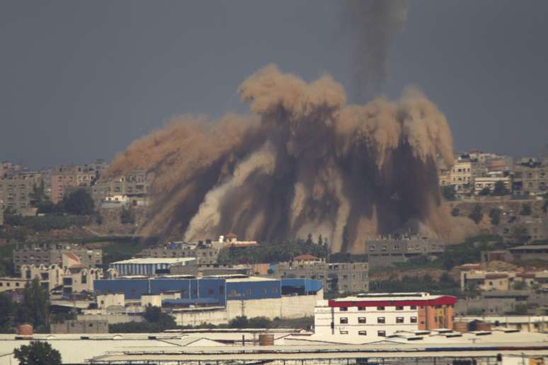 <p>Militantes da Faixa de Gaza atiraram foguetes em Israel, nesta quarta</p>