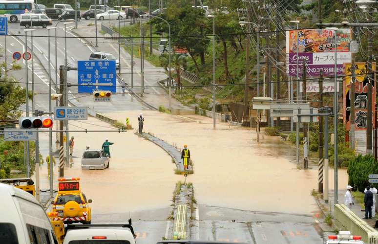 <p>Parte de uma estrada de Yomitan, em Okinawa, ficou submersa após um rio transbordar em consequência do tufão Neoguri, em 9 de julho</p>