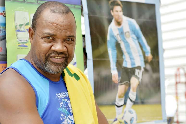 <p>Vandair Rodrigues n&atilde;o queria tirar foto com a camisa do Brasil</p>