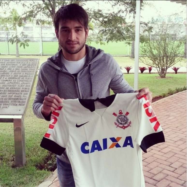 <p>Lodeiro já posa com camisa do Corinthians, mas precisa resolver problemas de documentação para estrear</p>