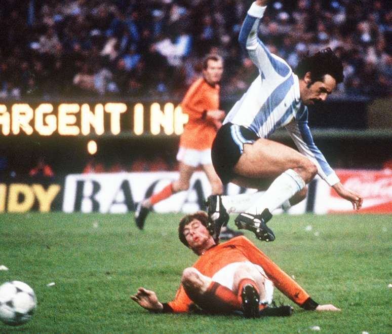 Luque salta sobre Brandts na final da Copa de 1978