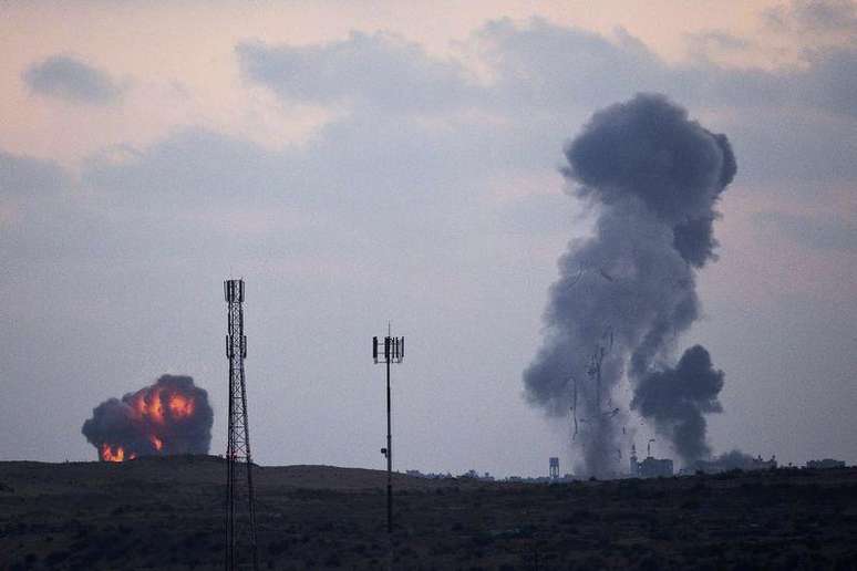 <p>Fumaça após um ataque aéreo israelense no norte da Faixa de Gaza, na última terça-feira</p>