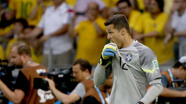 <p>Titular do Brasil na Copa, goleiro de 34 anos defender&aacute; as cores do Benfica</p>