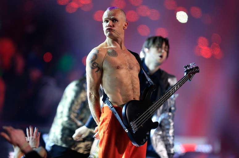 <p>Cadê o cabo, Flea!? Chili Peppers paga mico ao tocar com instrumentos desligados no Superbowl de 2014</p>