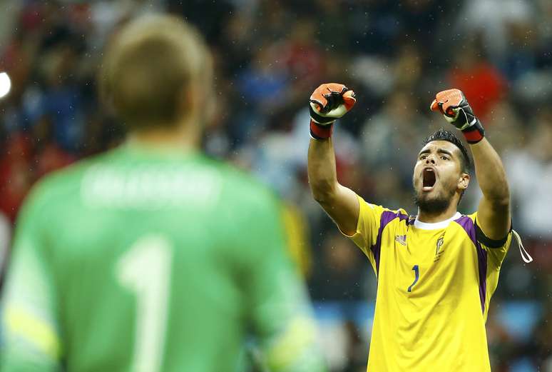 <p>Goleiro argentino Sergio Romero comemora a segunda defesa feita na disputa de pênaltis contra a Holanda, em cobrança feita por Sneijder. O time sul-americano bateu os europeus nos pênaltis por 4 a 2 e garantiu vaga na final.</p>