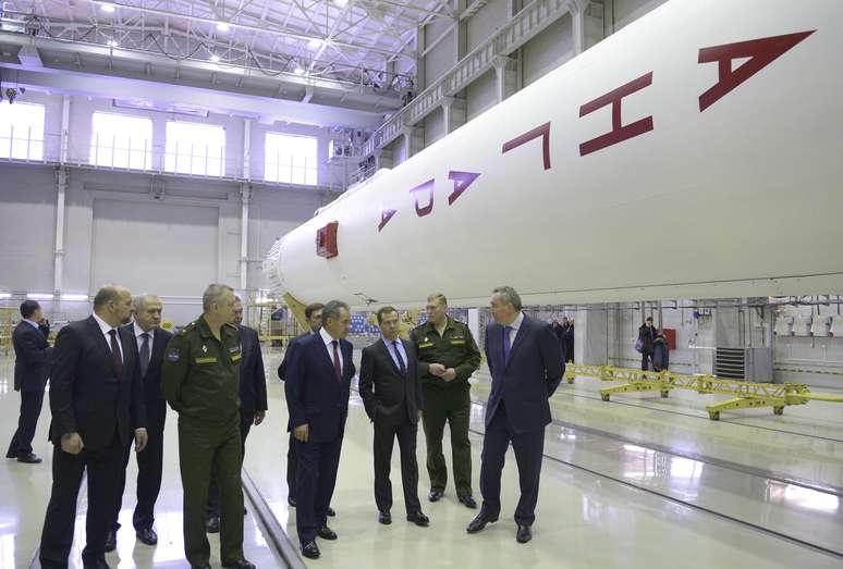 <p>Primeiro-ministro da Rússia, Dmitry Medvedev (3º à direita) inspeciona a carcaça do novo foguete Angara, quando ainda estava em construção em fevereiro deste ano, ao lado do ministro da Defesa e do vice-primeiro-ministro no Cosmódromo de Plesetsk</p>