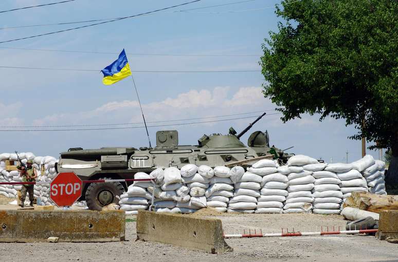 <p>Tropas ucranianas guardam um posto de controle em uma estrada, cerca de 50 km da cidade de Odessa, em 9 de julho</p>