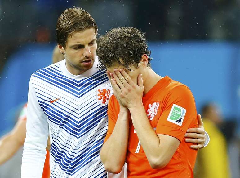 <p>Os jogadores da Holanda lamentaram nesta quarta-feira a derrota nos pênaltis para a Argentina e o fim do sonho de conquistar a taça. Na foto, o goleiro Tim Krul consola o jogador Daryl Janmaat</p>