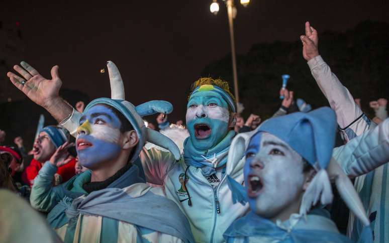 <p>Argentinos celebram a vitória sobre a Holanda em Buenos Aires</p>