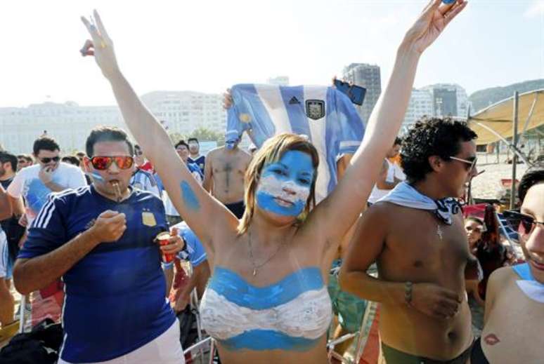 Não importa qual a seleção, torcedores pintam a cara e entram no clima da Copa do Mundo com as cores de seus países