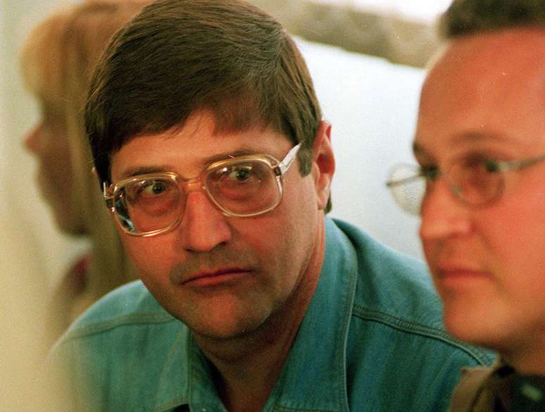 <p>Eugene de Kock, chefe de uma unidade de polícia secreta que torturou e matou dezenas de pessoas. Foto tirada em 14 de setembro de 1998, durante uma audiência de anistia da Comissão da Verdade e Reconciliação (TRC), em Pretoria, África do Sul</p>