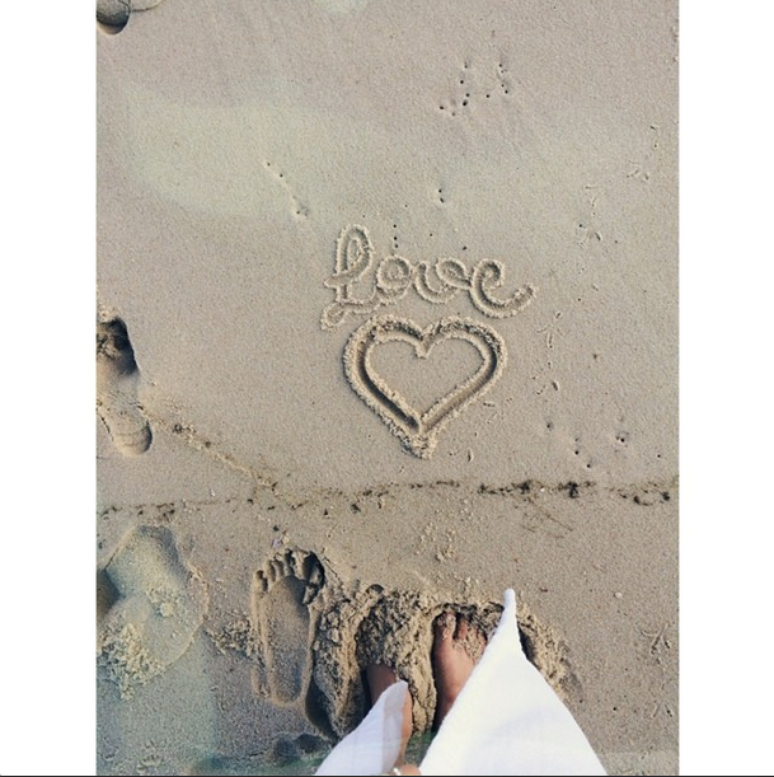 <p>"Amor &eacute; tudo o que precisamos", diz Bruna Marquezine</p>