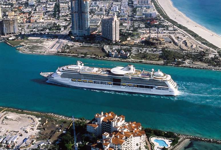 Miami - O porto mais movimentado do mundo por cruzeiros é o de Miami, na Flórida, nos Estados Unidos. Além de cidade de partida de muitos navios para destinos como Caribe e Europa, é também escala para visitar uma das cidades mais multiculturais do país. O volume de passageiros e navios é tão grande que o local é conhecido como a capital mundial de cruzeiros