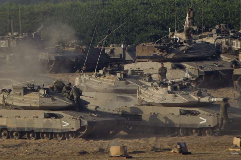 <p>De acordo com uma fonte anônima israelense, o Exército de Israel estaria cogitando realizar uma invasão por terra </p>