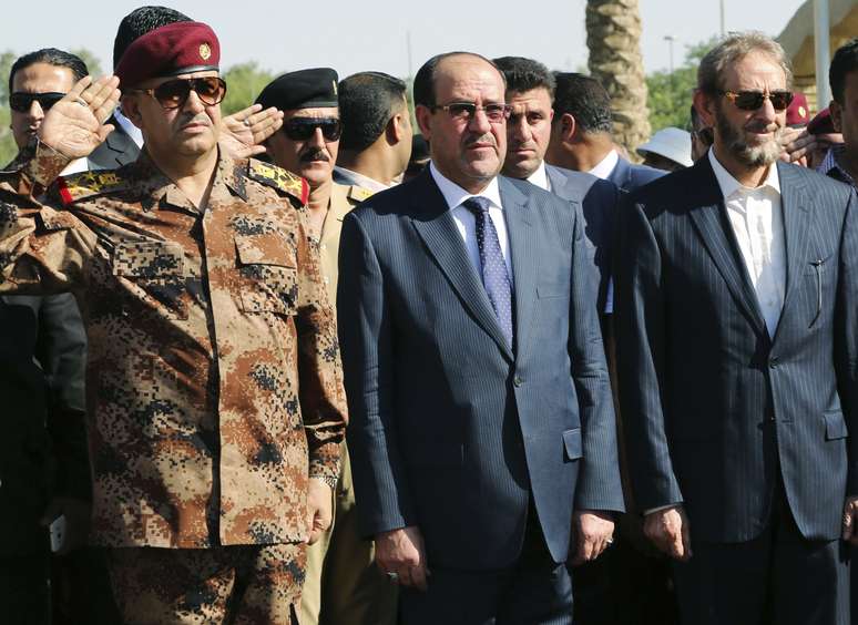<p>O primeiro-ministro do Iraque, Nuri al-Maliki (ao centro), participa do funeral do Major General Negm Abdullah Ali, comandante da sexta divisão do exército, em Bagdá, em 7 de julho</p>